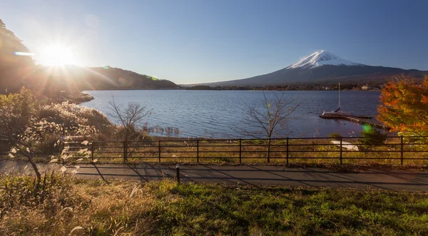 Βουνό Fuji και φύλλα το φθινόπωρο — Φωτογραφία Αρχείου