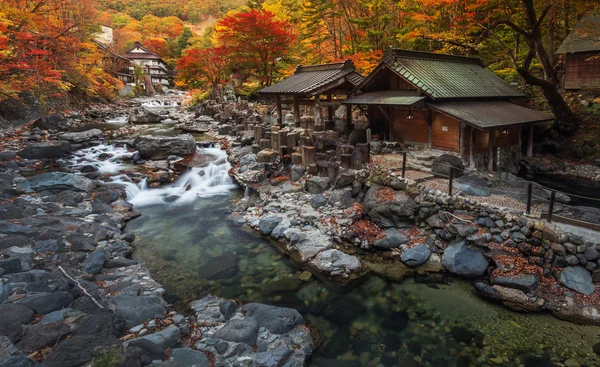 Japón baños entre árboles de otoño —  Fotos de Stock