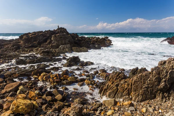 Surfe espumoso na praia rochosa — Fotografia de Stock