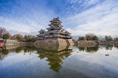 Mavi gökyüzü karşı Matsumoto Kalesi