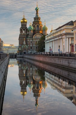 İnsanlar dökülmüş kan üzerinde kurtarıcı Kilisesi tarafından