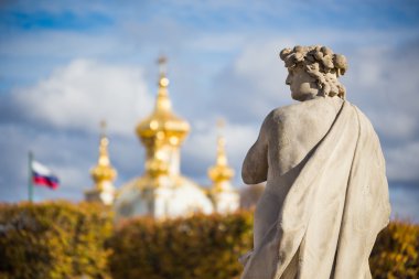 Heykel ve Peterhof kilisede
