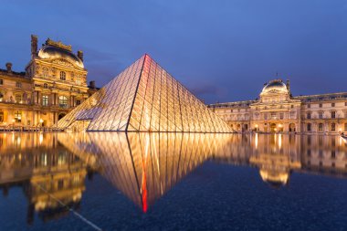  Yaz aylarında alacakaranlıkta Louvre Müzesi