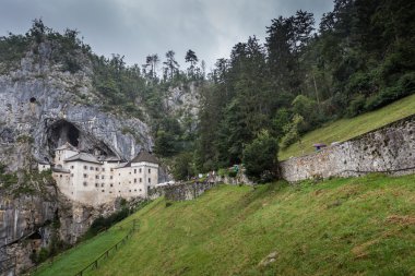 Slovenya 'daki Predjama Kalesi