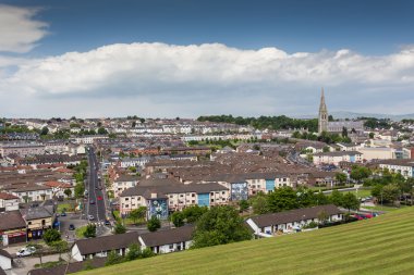 Şehir Manzaralı kilise ile
