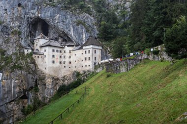 Slovenya 'daki Predjama Kalesi