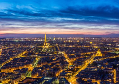 Parlak ışıklı Paris ve Eyfel Kulesi