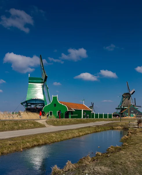 Moinhos de vento tradicionais holandeses — Fotografia de Stock