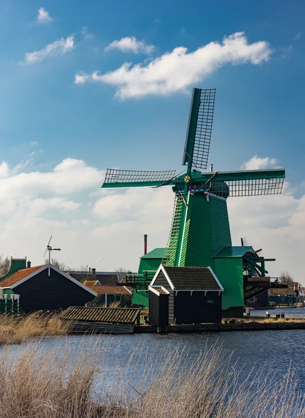 Traditionele Nederlandse oude molen — Stockfoto