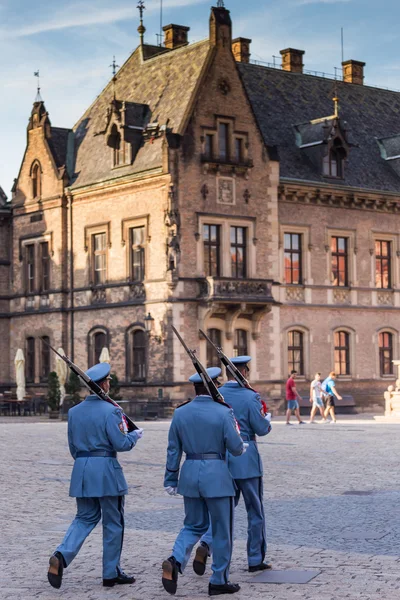 Guardias cerca del Castillo de Praga — Foto de Stock