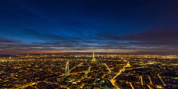 París y la Torre Eiffel brillantemente iluminadas —  Fotos de Stock