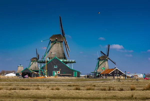 Traditionele Nederlandse oude windmolens — Stockfoto