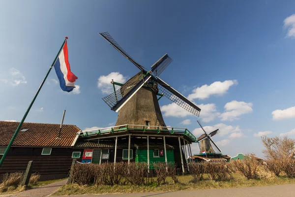 Molino holandés de madera en Zaanse Schans — Foto de Stock