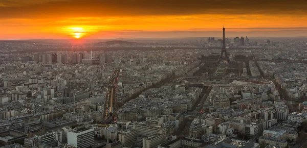 Eyfel Kulesi Paris alacakaranlıkta — Stok fotoğraf