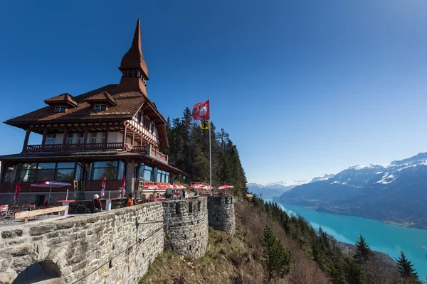 House and lake near Interlaken, Switzerland — Stock Photo, Image