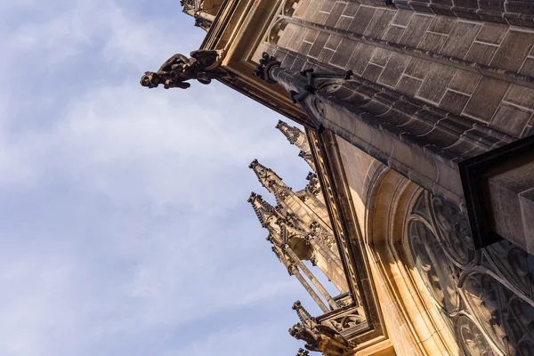 Statyer på katedralen i Prag — Stockfoto