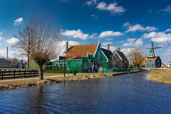 Traditionella gamla holländska väderkvarn — Stockfoto
