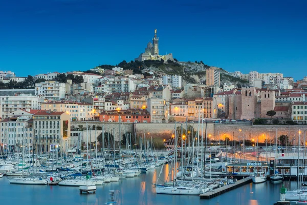 Marseille jachthaven en de kathedraal van de Notre-Dame de la Garde — Stockfoto