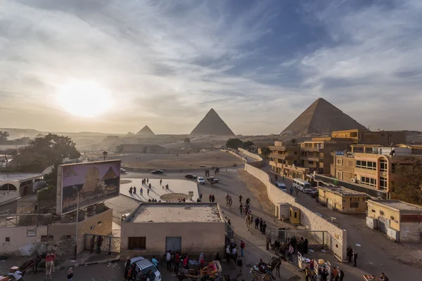 Gesamtansicht der Stadt durch ägyptische Pyramiden — Stockfoto