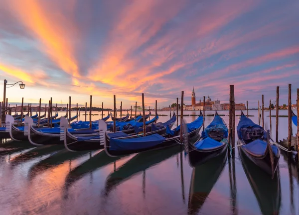 イタリアの水のヴェネツィアのゴンドラ — ストック写真