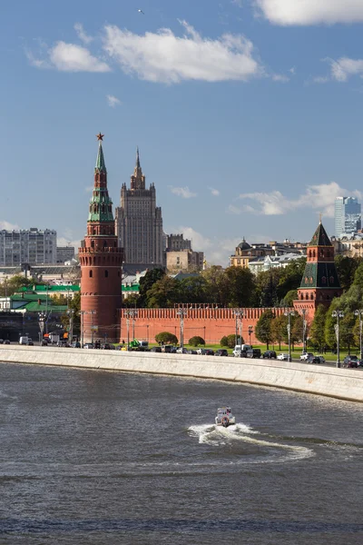Uitzicht op de rivier de Neva en Kremlin — Stockfoto