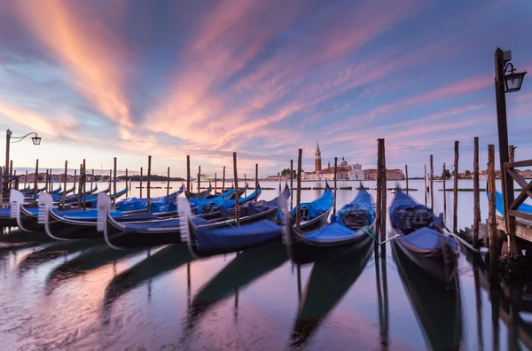 Gondoles de Venise sur l'eau en Italie — Photo