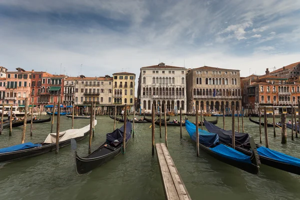 Venecia góndolas en el agua en Italia — Foto de Stock