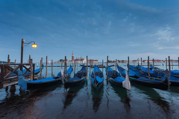 Gondoles de Venise sur l'eau en Italie — Photo