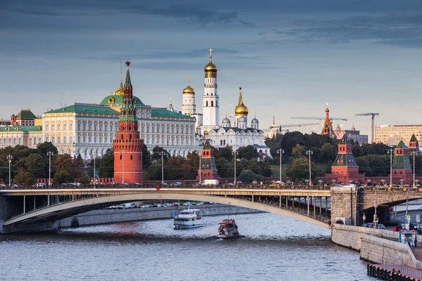 Vista del río Neva y el Kremlin — Foto de Stock