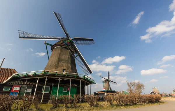 Molino holandés de madera en Zaanse Schans —  Fotos de Stock