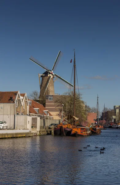 Canal y molino de viento en la ciudad de Gouda — Foto de Stock