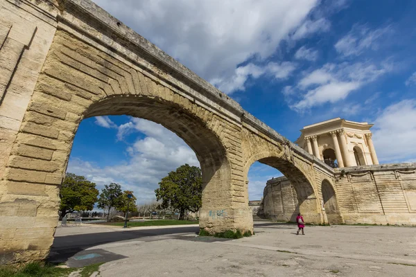 Nő az Arc de Triomphe, Franciaország — Stock Fotó