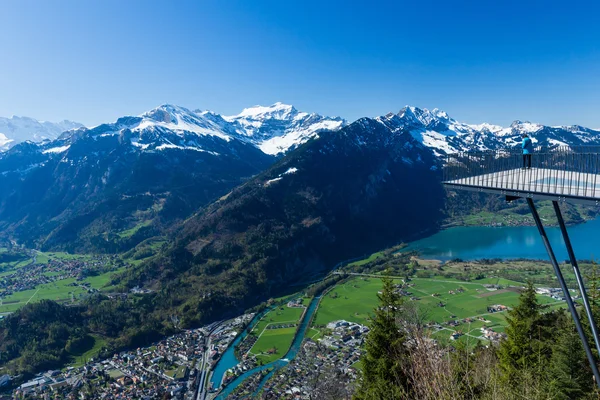 Hegyek és a tó panoráma, Interlaken, Svájc — Stock Fotó