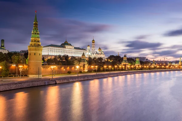 Vista del río Neva y el Kremlin — Foto de Stock