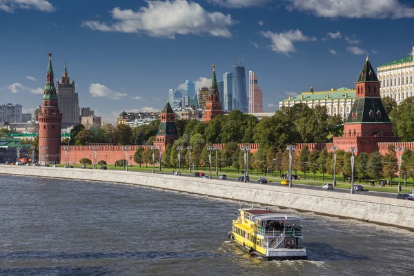 Veduta del fiume Neva e del Cremlino — Foto Stock