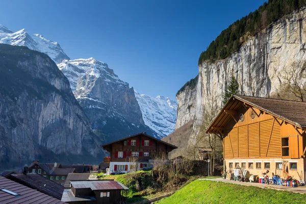 Casa e montanhas perto de Interlaken, Suíça — Fotografia de Stock