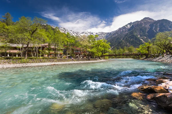 Turystów odwiedzających Dolina Kamikochi — Zdjęcie stockowe