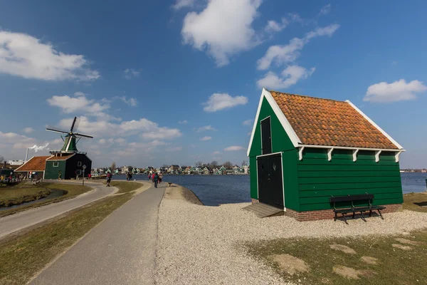 Geleneksel Hollanda eski Yeldeğirmeni ve ev — Stok fotoğraf