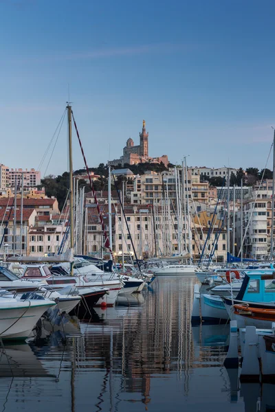 Přístav Marseille a katedrála Notre-Dame de la Garde — Stock fotografie