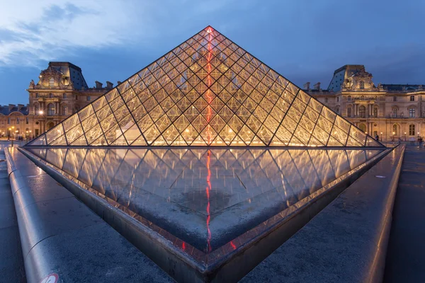 Museo del Louvre al crepuscolo in estate — Foto Stock