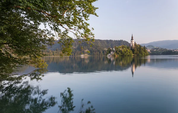 Templom, a Bledi-tó — Stock Fotó