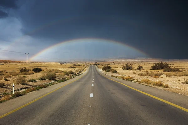 Pintoresco paisaje sobre la carretera — Foto de Stock