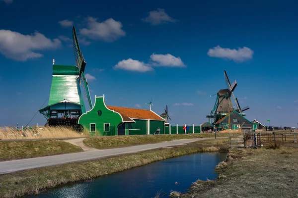 Traditionele Nederlandse oude windmolens — Stockfoto