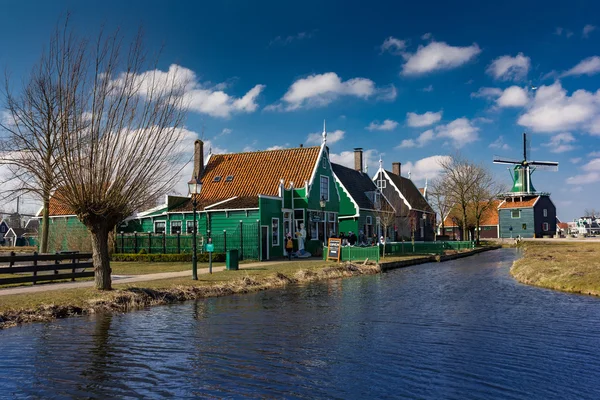 Traditionele Nederlandse oude molen — Stockfoto