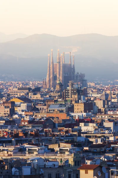 Blick auf barcelona und sagrada familia — Stockfoto