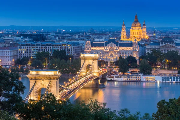Nacht panorama van de stad van Budapest — Stockfoto