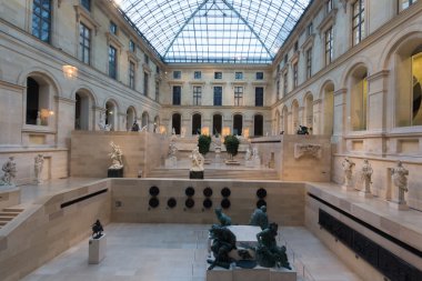 Paris Louvre piramitte altında