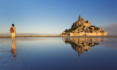 Turist ziyaret Mont Saint Michel