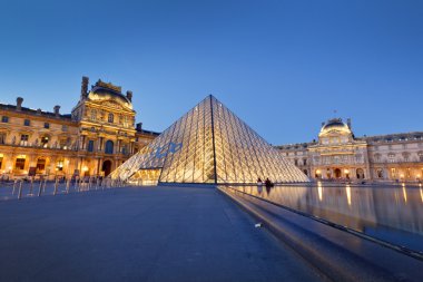 Yaz aylarında alacakaranlıkta Louvre Müzesi