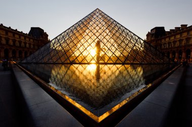  Yaz aylarında alacakaranlıkta Louvre Müzesi